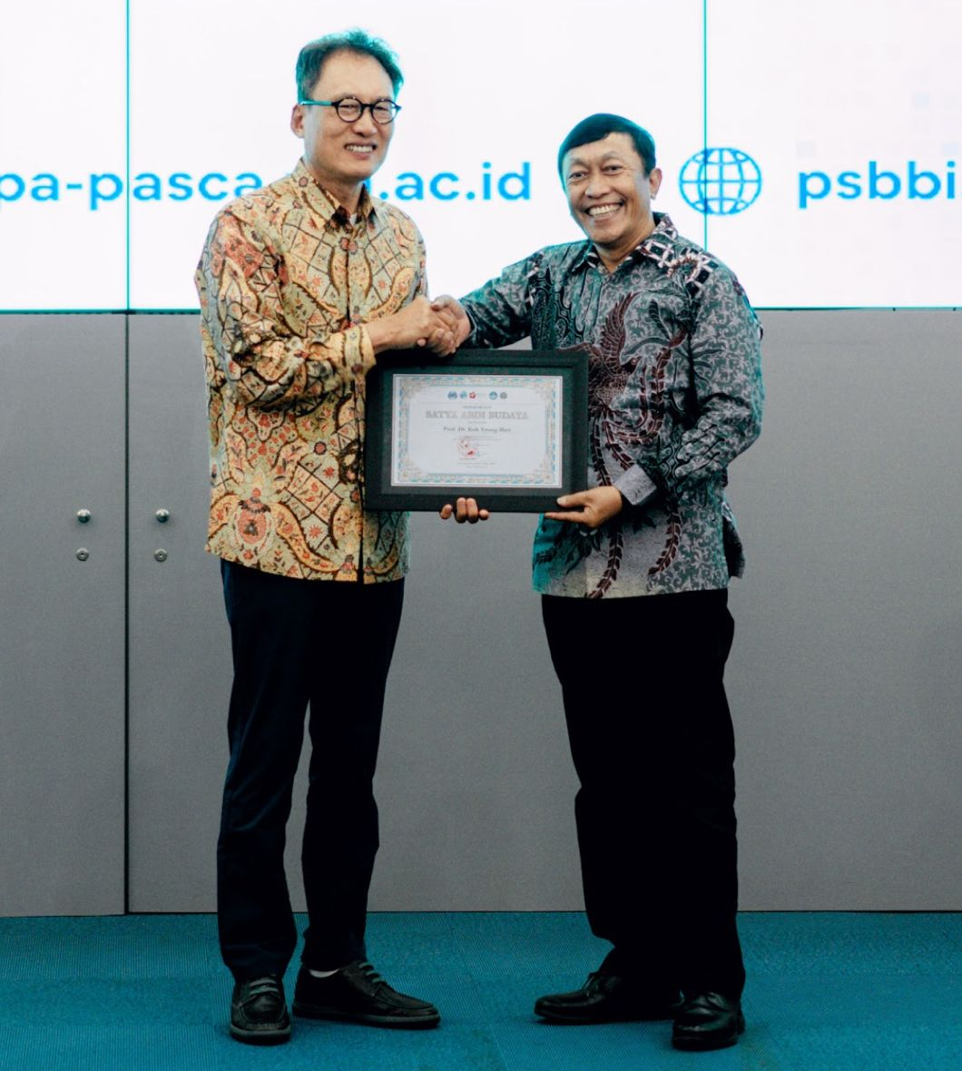 Prof. Koh Young Hun Menerima Penghargaan Satya Abdi Budaya 2025